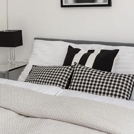 Plac Grzybowski Near Metro Swietokrzyska By Renters * Варшава